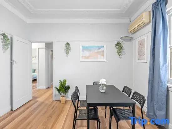 Comfy Private Rooms – Steps from Shops & Dining - photo 1
