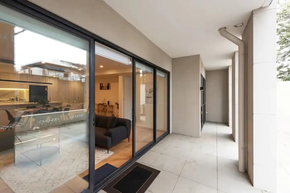 Luxe 3 Bedroom Apartment With Parking - photo 6