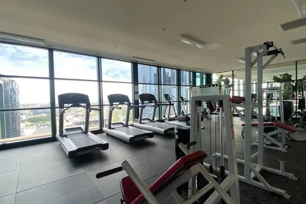 Spacious 3-bed Unit in Melbourne CBD w/ Pool & Gym - photo 12