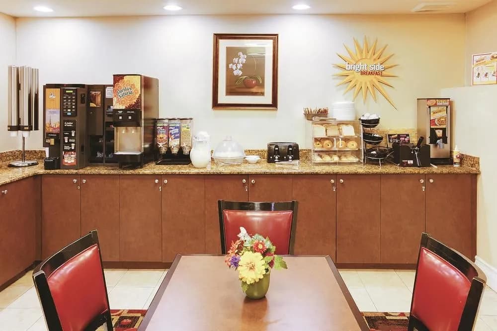 La Quinta Inn & Suites JFK Airport - photo 17