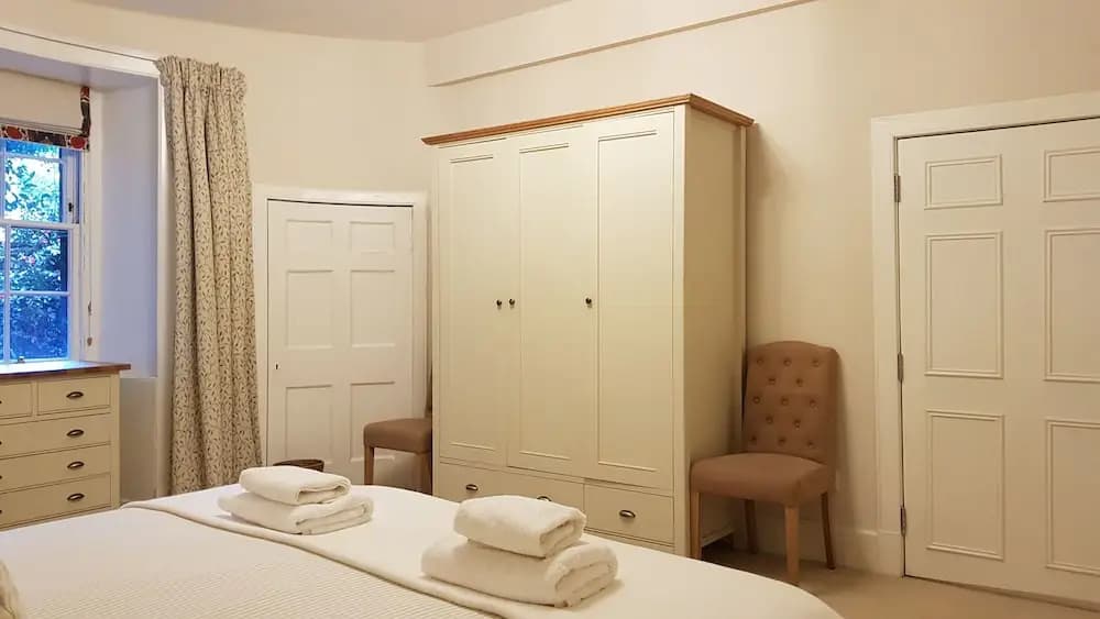 Authentic Central 3-Bedroom Apartment - photo 5