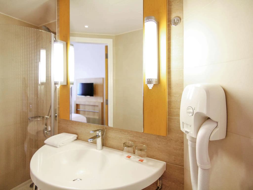 ibis One Central Hotel - photo 11
