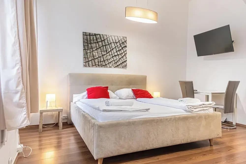 Bright 1BR Apt Perfect for Long Stays - photo 9