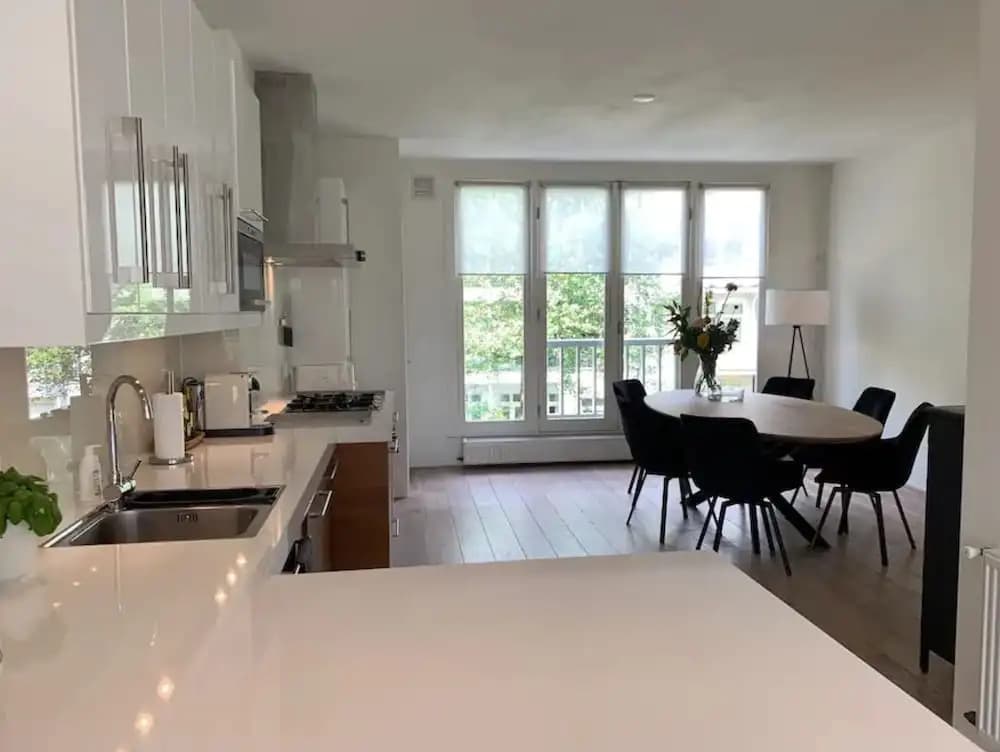 Bright Waterview Apartment - photo 16