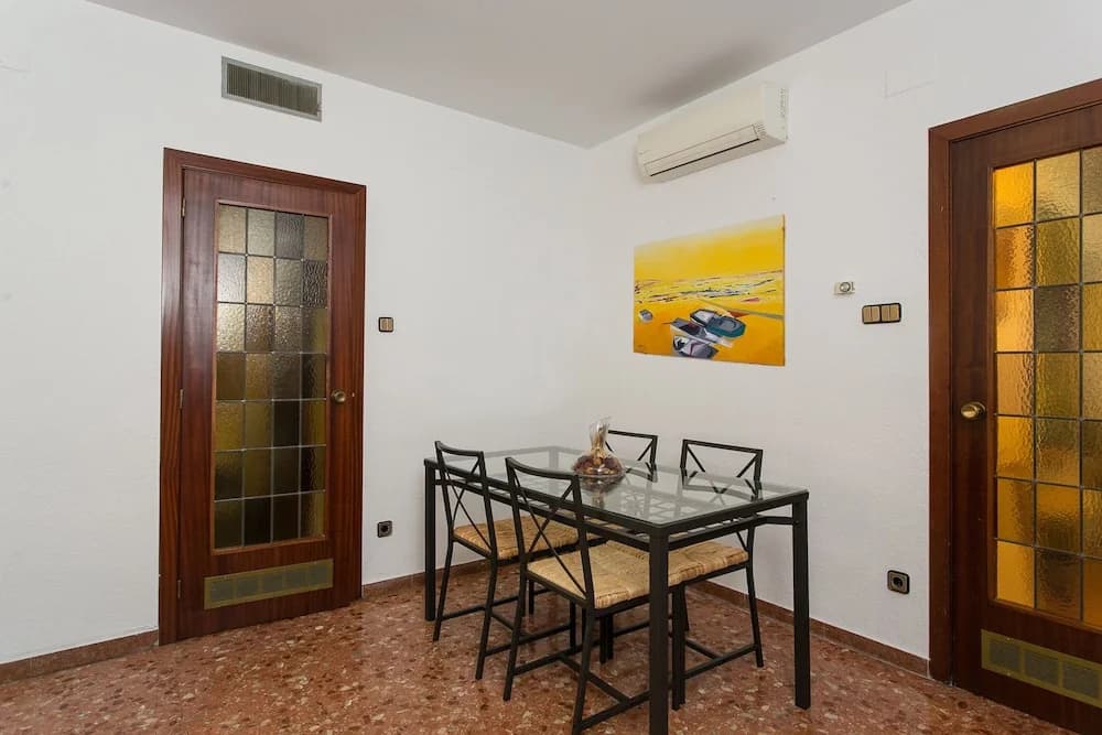 Spacious & Quiet 4 Bedroom Apartment - photo 18