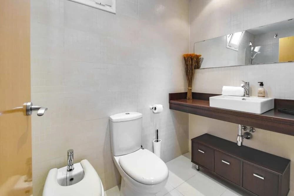 Fabulous 2 Bed with terrace close to Plaza España - photo 8