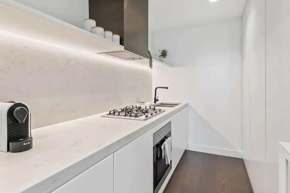 Chic 2-bed With Free Parking in South Yarra - photo 9