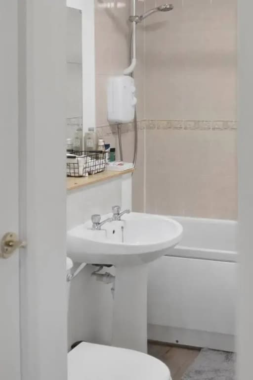 Cozy Edinburgh 2BR With CAR Parking - photo 9