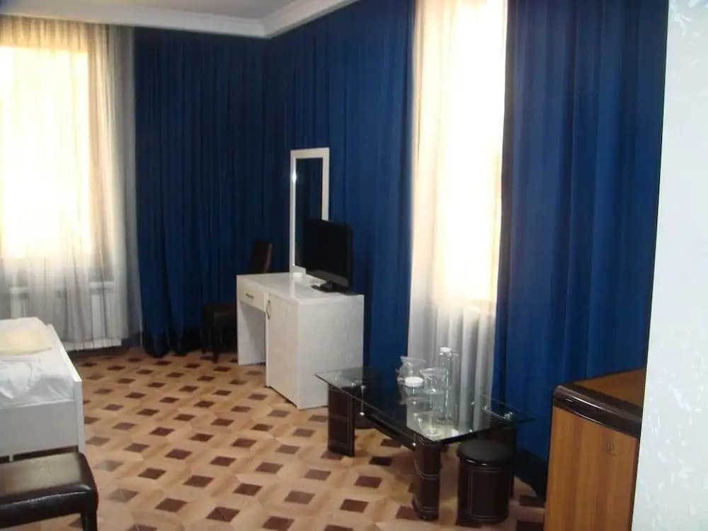 Hotel Luxinn - photo 4