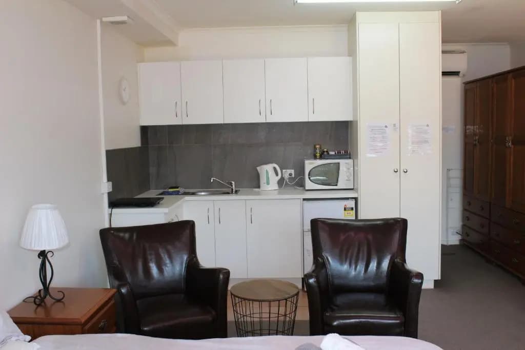 Box Hill Studio Apartment 2 - photo 11