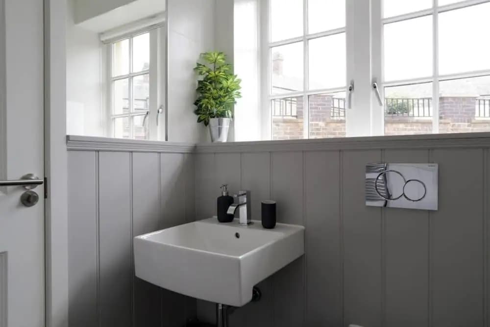 Spacious 2 Bedroom Loft In Converted School - photo 7