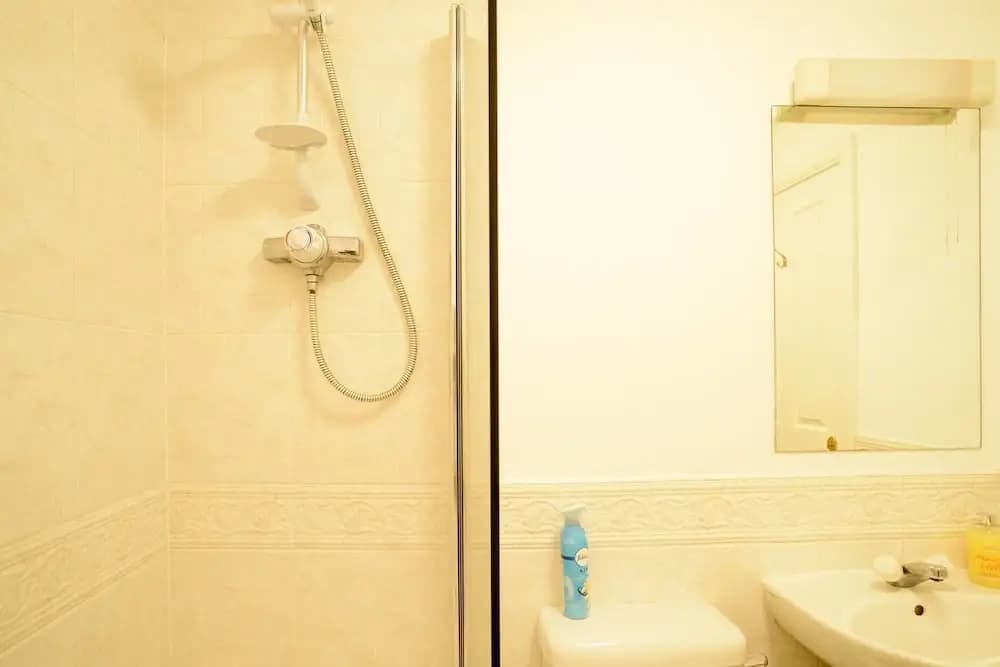 JOIVY Gorgeous Stockbridge Apt With Underground Parking - photo 8