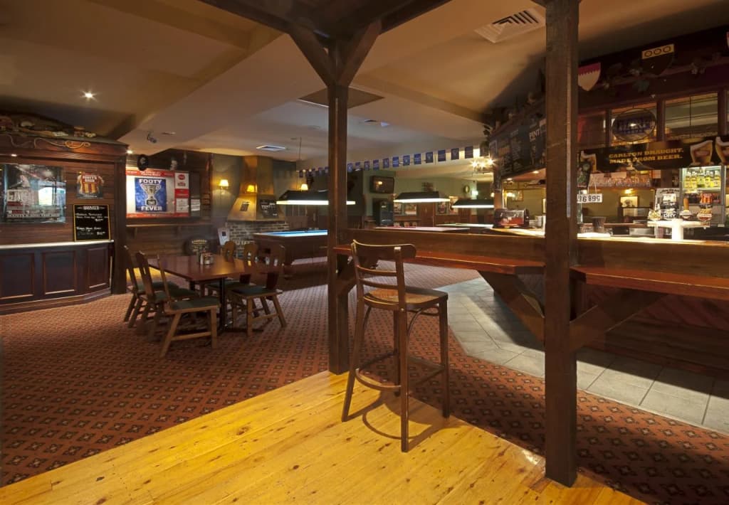 Nightcap at Monash Hotel - photo 16
