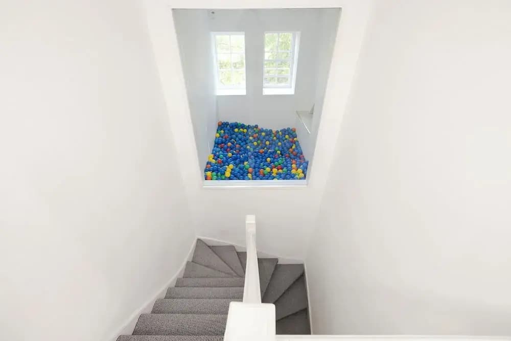 Delightful 3-bed Flat with Parking - photo 11
