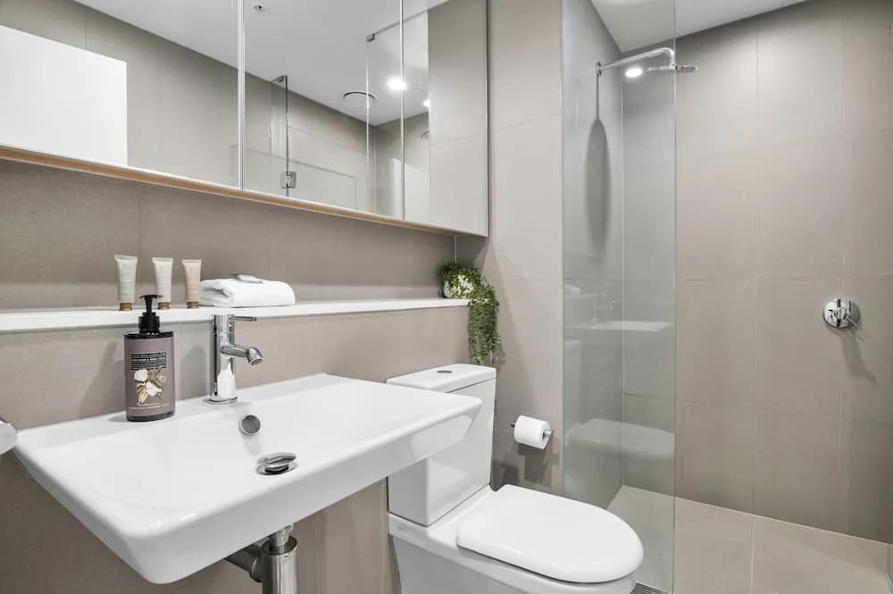Marina-view 1-bed Apartment in Docklands - photo 8