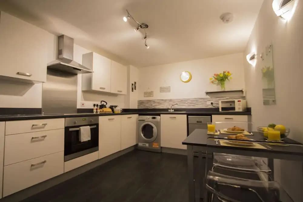 This fantastic 3 bed ground floor apartment has private parking too! - photo 10