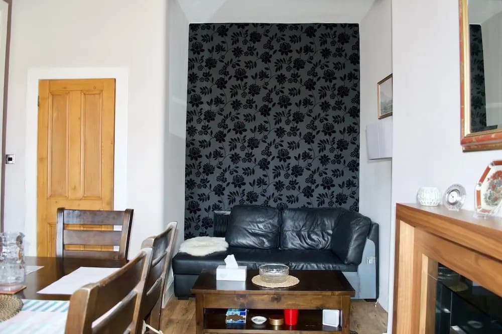 Beautiful 2 Bedroom Flat in Leith - photo 3