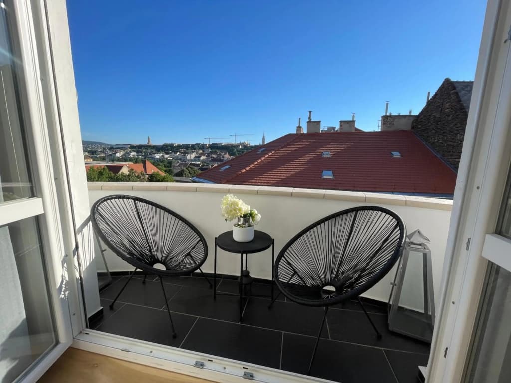 Panoramic Apt. near Chain Bridge - photo 6