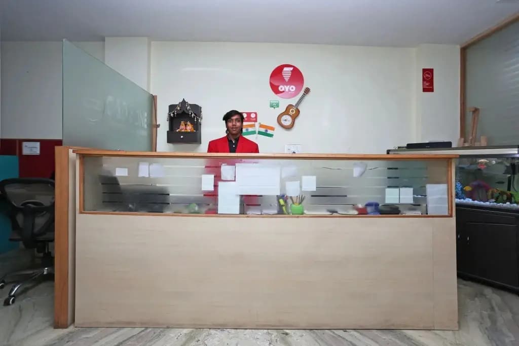 OYO 4930 Stay EM Residency - photo 2