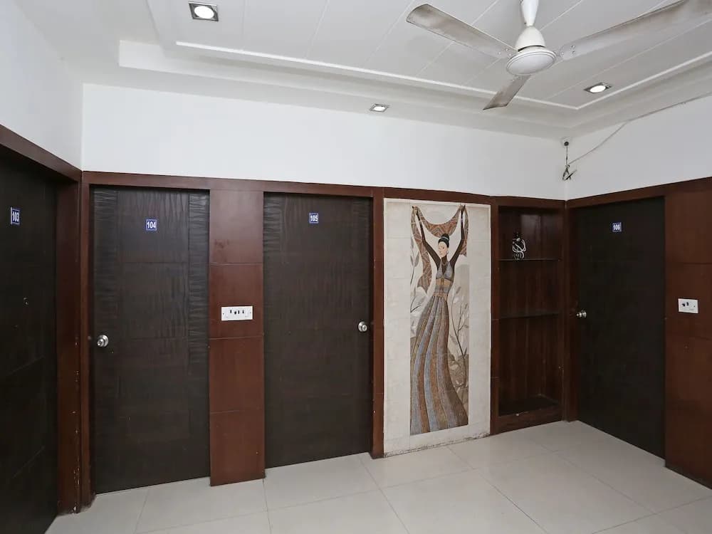 OYO 14389 Diplomat Suites - photo 10