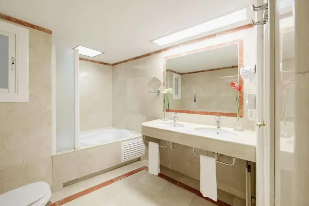 Lamaro Hotel - photo 11