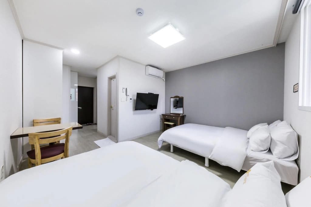 JS Hotel - photo 2