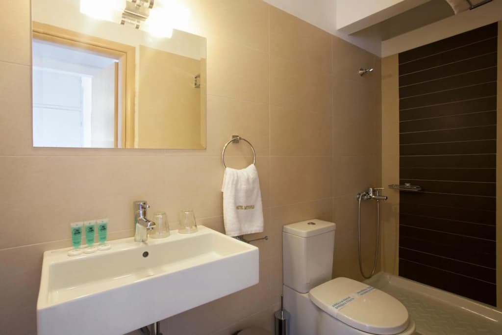 Metropolis Hotel - photo 8