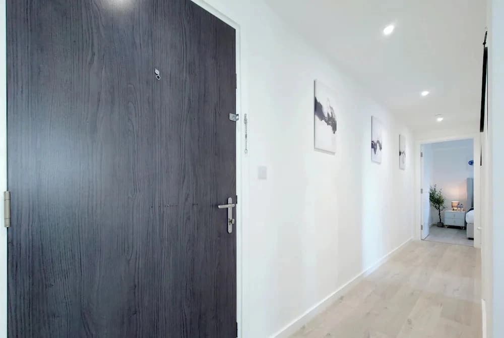 Deluxe Serviced Three Bedroom Apartment - photo 9