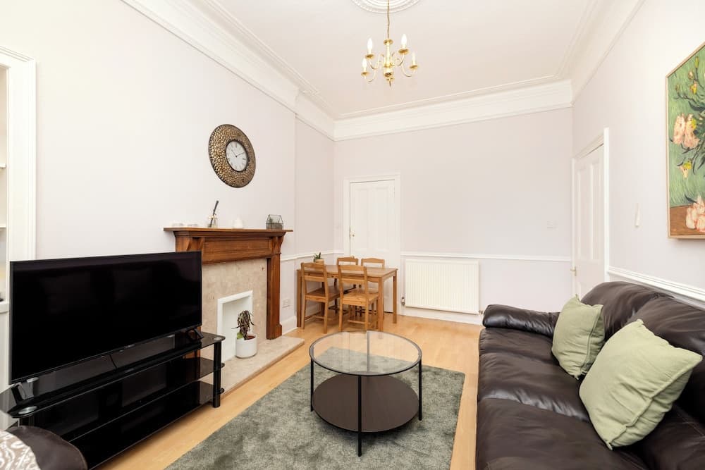 Elegant 2-Bed Flat with Edinburgh Charm - photo 11