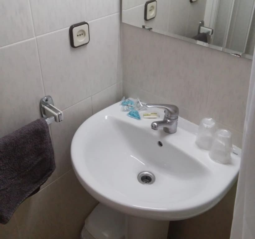 Hostal Lesseps - photo 9
