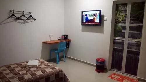 Aloha Hotel - photo 1