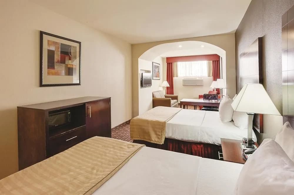 La Quinta Inn & Suites JFK Airport - photo 3