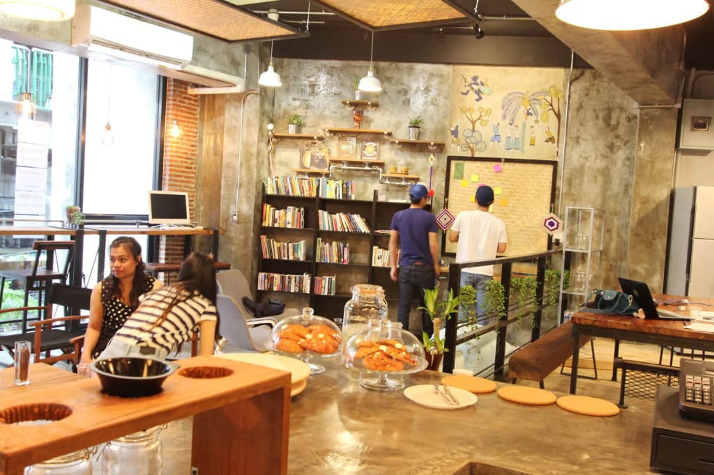 Thonglor Travellers Hostel & Cafe - photo 25