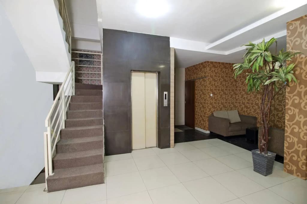 RedDoorz near Hayam Wuruk - photo 10