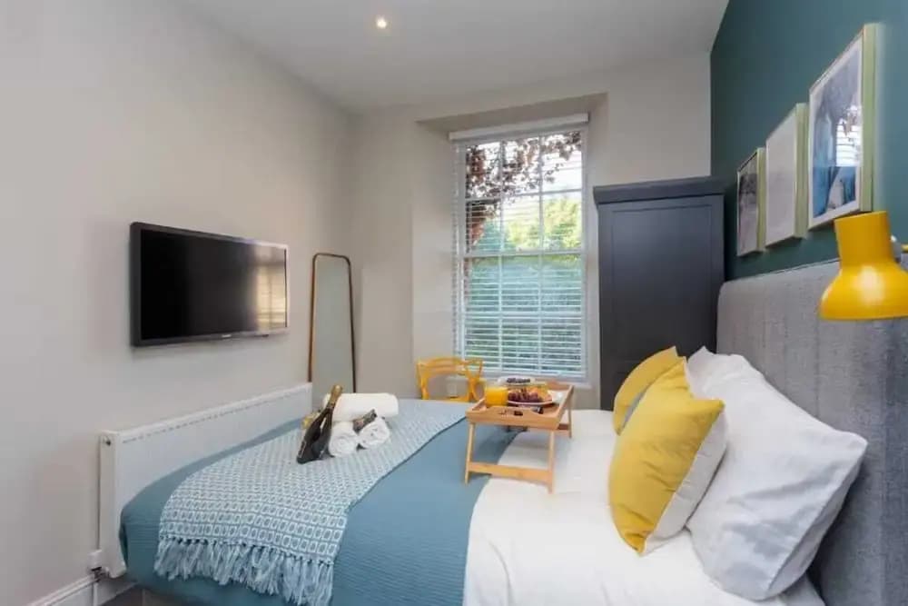 2bed 2bath Apartment Beneath Edinburgh Castle - photo 3