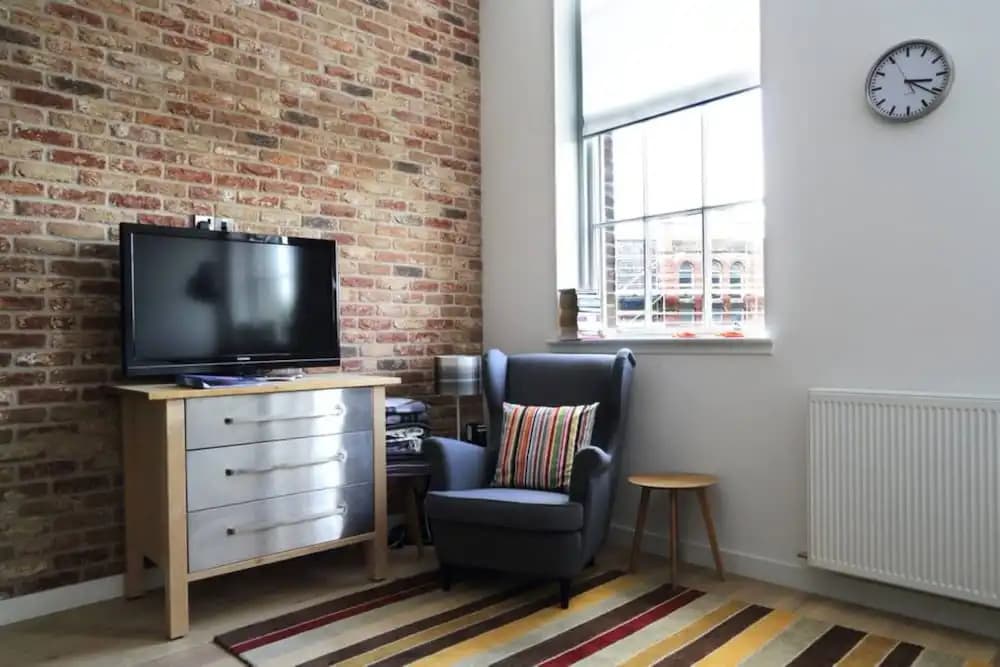Spacious 2 Bedroom Loft In Converted School - photo 3