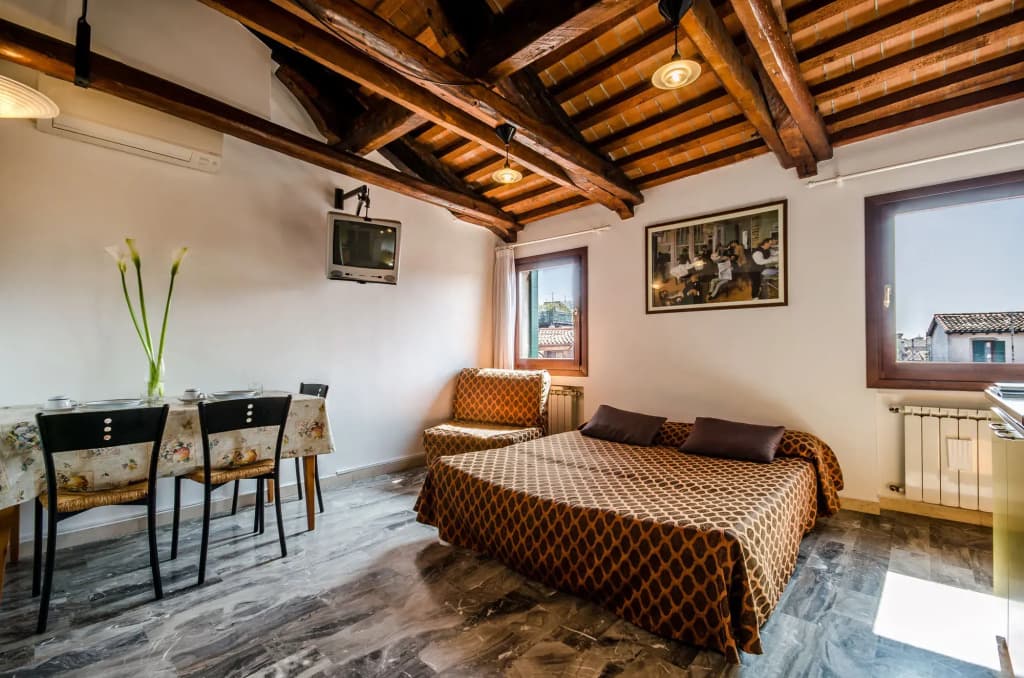 Venice Apartments - photo 10