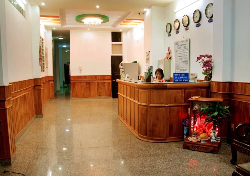 Queen Hotel - main photo