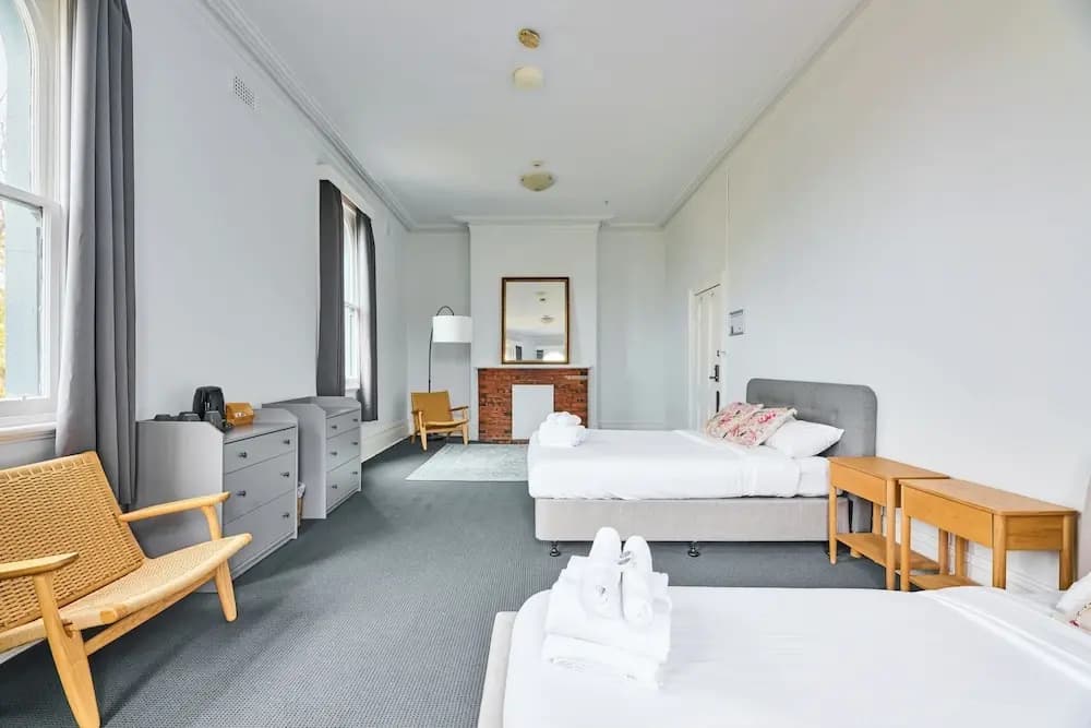 College Lawn Hotel - Hostel - photo 4