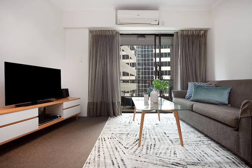 York St Apartment - photo 4
