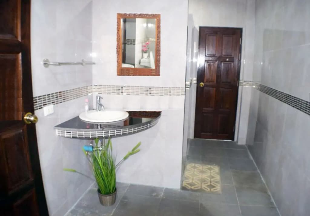 Luxury 5 Bed 5 Bath Villa - photo 6