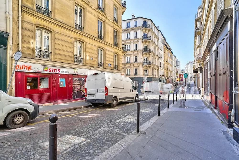 Charming 2 Room Apartment Near Square Louise-michel - photo 12