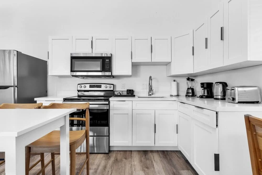 Stylish & Modern 4BD Home - photo 4