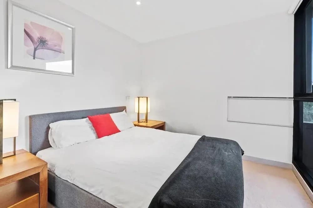 Central 1-bed Apartment With Secure Parking - photo 3