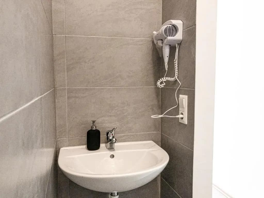 Commodious 2BR Apt. Near AKH-Perfect for Groups - photo 8
