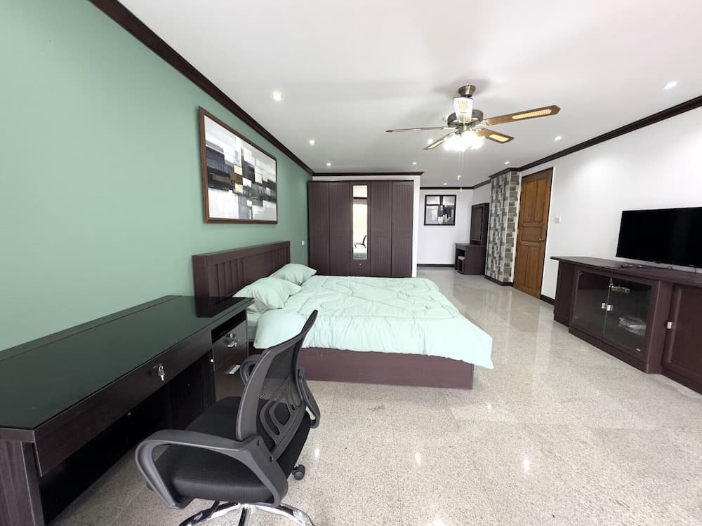 Spacious 2BR Condo - 3 Balconies & Green Views - photo 16