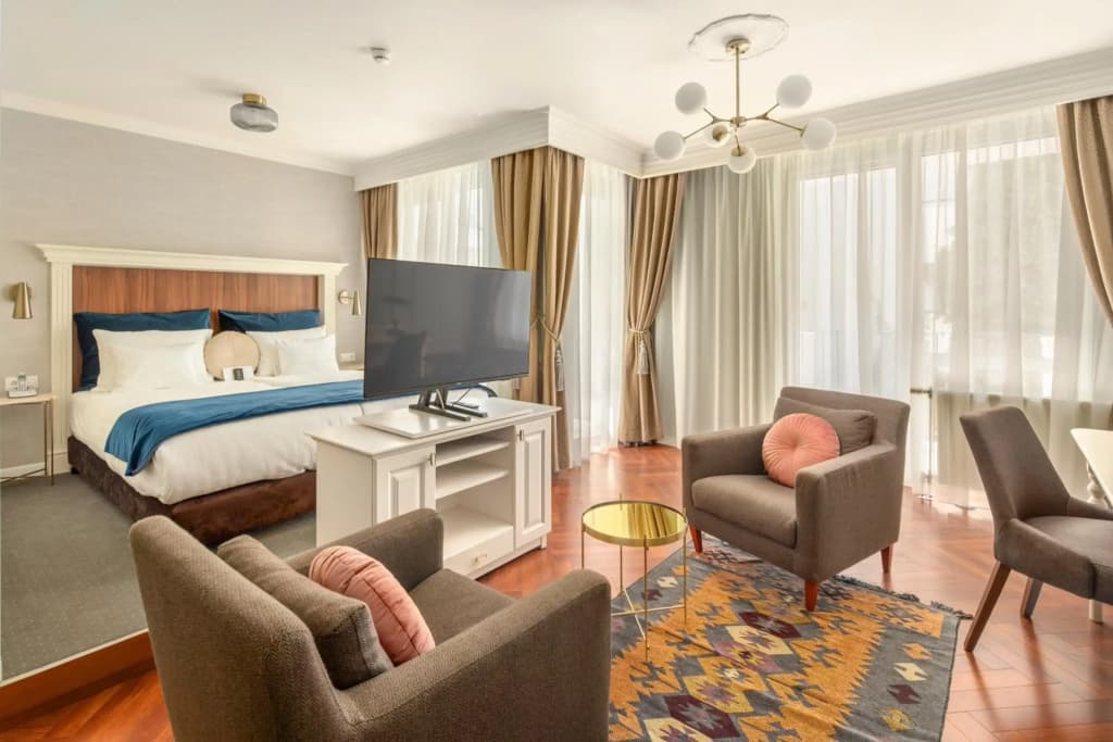 Queen's Court Hotel & Residence - photo 40
