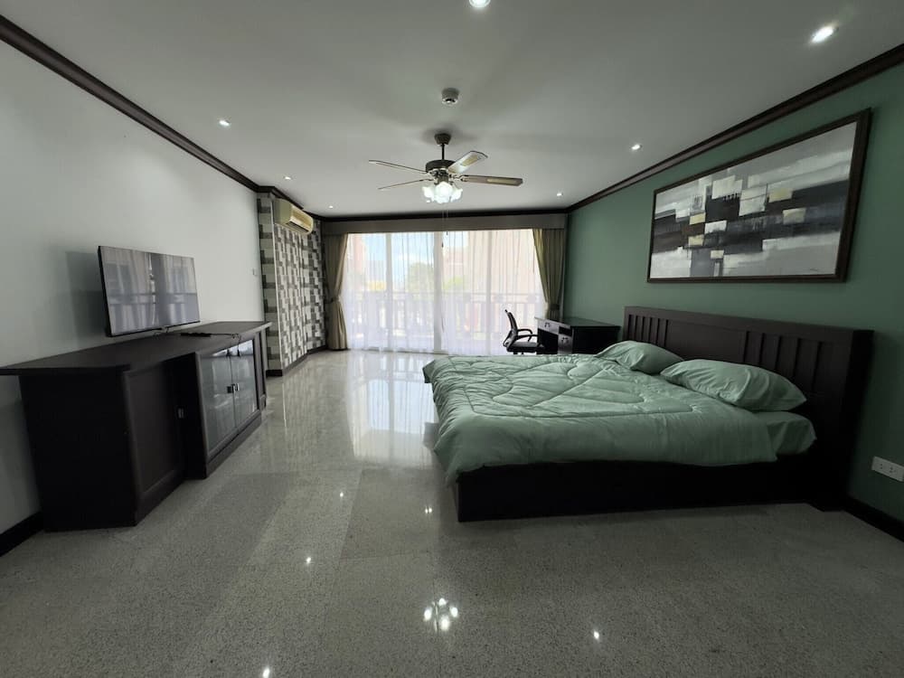 Spacious 2BR Condo - 3 Balconies & Green Views - photo 2