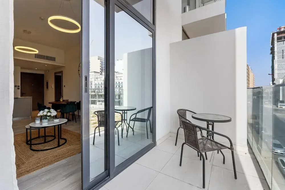 Waves - Stylish 1BR in JVC with Balcony & Pool - photo 21