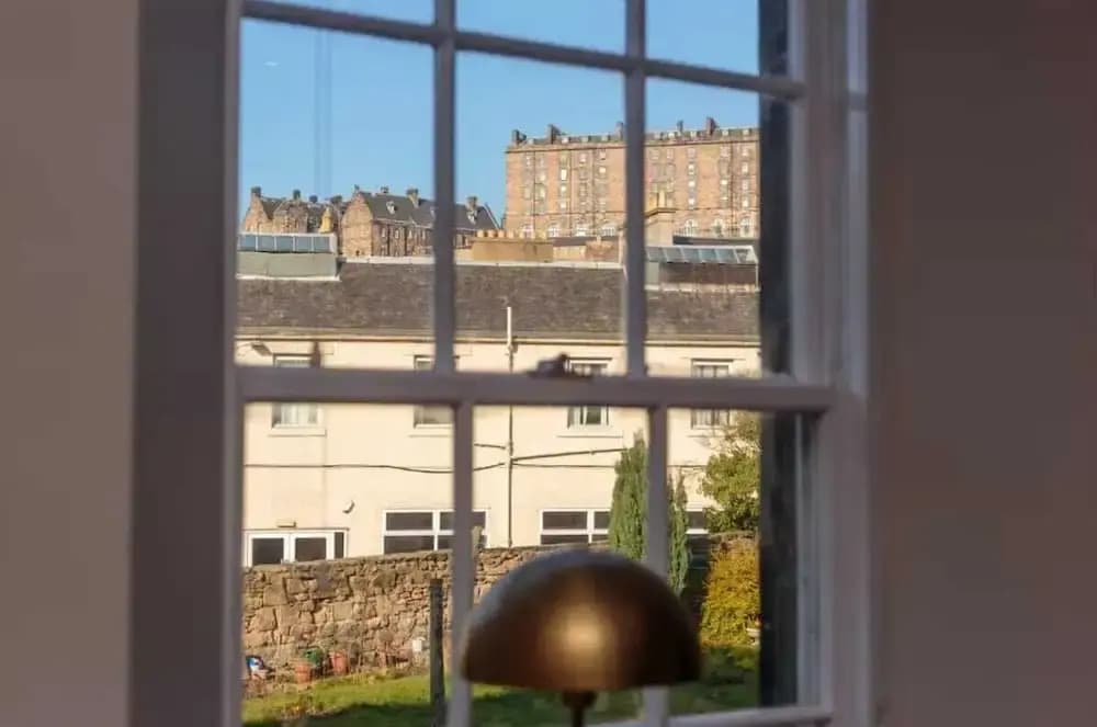 2bed 2bath Apartment Beneath Edinburgh Castle - photo 12